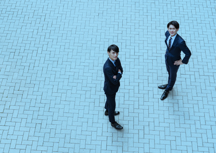 上空を見上げる新社会人二人